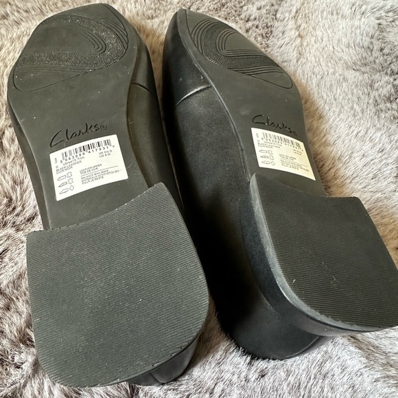 Clarks Black with gold hardware Leather Loafers size 8 - Picture 6 of 8